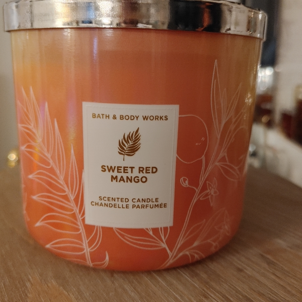 BATH & BODY WORKS SWEET RED MANGO 3 WICK CANDLE
